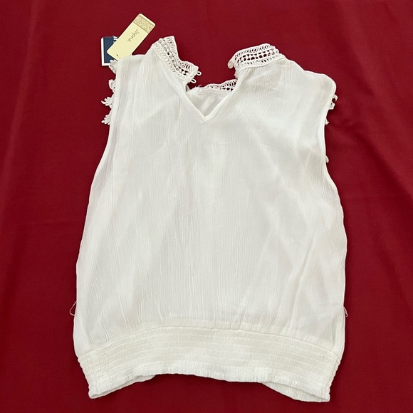 White Sleeveless Shirt - Picture 2 of 3